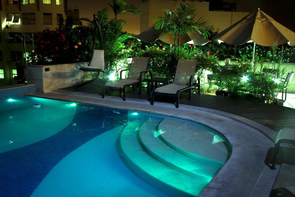 Hotel Atlantico Tower Рио де Жанейро Екстериор снимка A swimming pool with a swimming pool light
