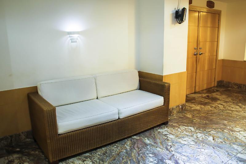 Hotel Atlantico Tower Рио де Жанейро Екстериор снимка A sofa in a hotel room.