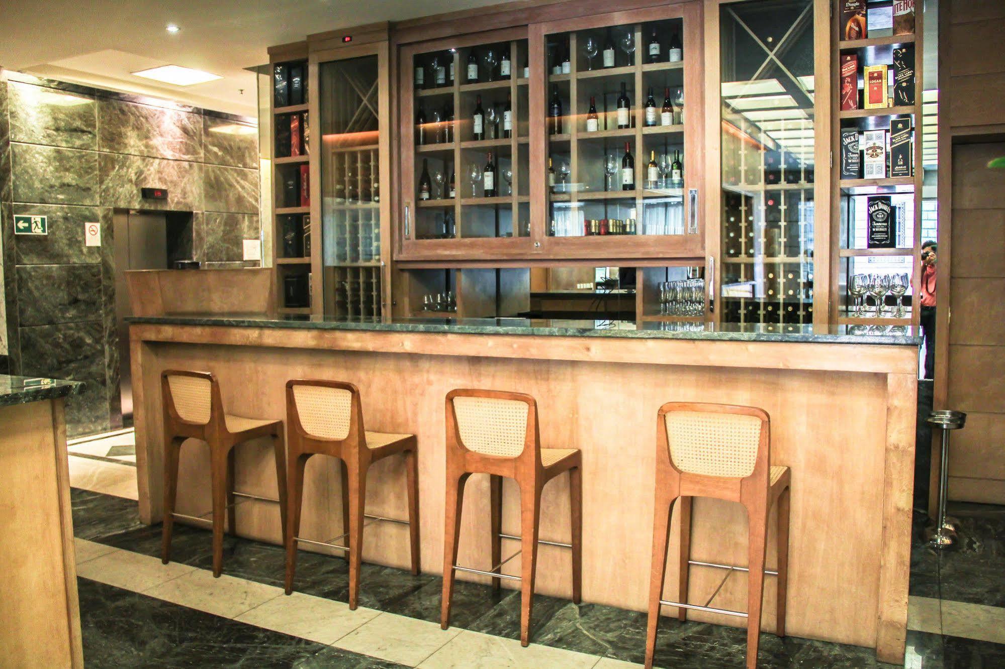 Hotel Atlantico Tower Рио де Жанейро Екстериор снимка The bar at the hotel